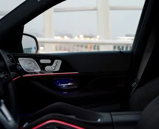 Interni di Mercedes-Benz GLS-Class in affitto negli Emirati Arabi Uniti. Un'ottima auto da 7 posti con cambio Automatico.
