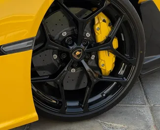 Interni di Lamborghini Aventador in affitto negli Emirati Arabi Uniti. Un'ottima auto da 2 posti con cambio Automatico.
