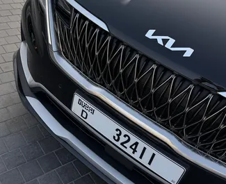 Vista frontale di un noleggio Kia Carnival a Dubai, Emirati Arabi Uniti ✓ Auto #13596. ✓ Cambio Automatico TM ✓ 0 recensioni.