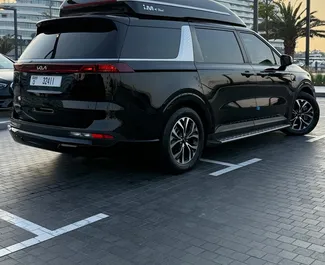 Kia Carnival 2022 disponibile per il noleggio a Dubai, con limite di chilometraggio di illimitato.