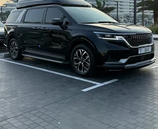 Interni di Kia Carnival in affitto negli Emirati Arabi Uniti. Un'ottima auto da 5 posti con cambio Automatico.