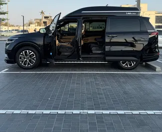 Kia Carnival 2022 con sistema A trazione anteriore, disponibile a Dubai.