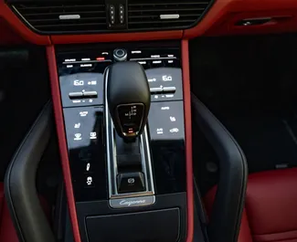 Interni di Porsche Cayenne in affitto negli Emirati Arabi Uniti. Un'ottima auto da 5 posti con cambio Automatico.