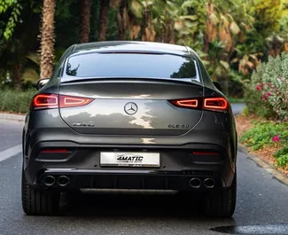 Interni di Mercedes-Benz GLE-Class in affitto negli Emirati Arabi Uniti. Un'ottima auto da 5 posti con cambio Automatico.