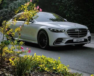 Noleggio Mercedes-Benz S500. Auto Premium, Lusso per il noleggio negli Emirati Arabi Uniti ✓ Cauzione di Deposito di 2500 AED ✓ Opzioni assicurative RCT.
