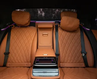 Interni di Mercedes-Benz S500 in affitto negli Emirati Arabi Uniti. Un'ottima auto da 5 posti con cambio Automatico.