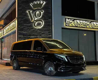 Vista frontale di un noleggio Mercedes-Benz Viano a Dubai, Emirati Arabi Uniti ✓ Auto #13617. ✓ Cambio Automatico TM ✓ 0 recensioni.