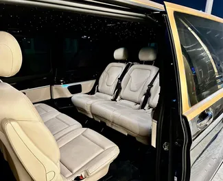 Interni di Mercedes-Benz Viano in affitto negli Emirati Arabi Uniti. Un'ottima auto da 7 posti con cambio Automatico.