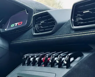 Interni di Lamborghini Huracan STO in affitto negli Emirati Arabi Uniti. Un'ottima auto da 2 posti con cambio Automatico.