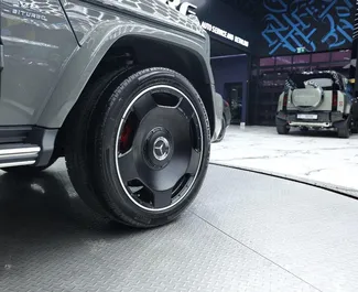 Interni di Mercedes-Benz G63 in affitto negli Emirati Arabi Uniti. Un'ottima auto da 5 posti con cambio Automatico.