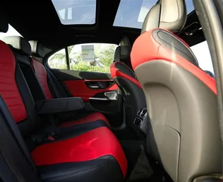 Interni di Mercedes-Benz C200 in affitto negli Emirati Arabi Uniti. Un'ottima auto da 5 posti con cambio Automatico.