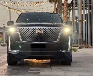 Vista frontale di un noleggio Cadillac Escalade a Dubai, Emirati Arabi Uniti ✓ Auto #13584. ✓ Cambio Automatico TM ✓ 0 recensioni.