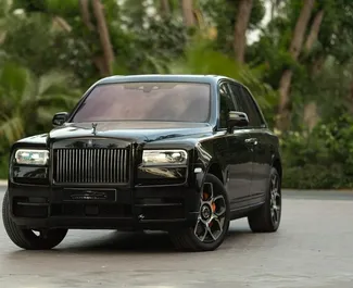 Noleggio Rolls-Royce Cullinan. Auto Lusso, Crossover per il noleggio negli Emirati Arabi Uniti ✓ Cauzione di Deposito di 2500 AED ✓ Opzioni assicurative RCT.