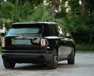 Vista frontale di un noleggio Rolls-Royce Cullinan a Dubai, Emirati Arabi Uniti ✓ Auto #13579. ✓ Cambio Automatico TM ✓ 0 recensioni.