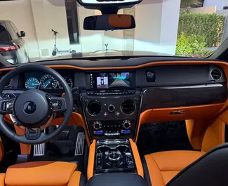Noleggio auto Rolls-Royce Cullinan 2023 negli Emirati Arabi Uniti, con carburante Benzina e 571 cavalli di potenza ➤ A partire da 3600 AED al giorno.