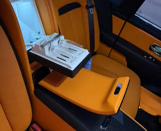 Motore Benzina da 45,0L di Rolls-Royce Cullinan 2023 per il noleggio a Dubai.