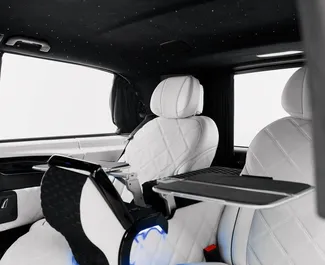 Interni di Mercedes-Benz V250 in affitto negli Emirati Arabi Uniti. Un'ottima auto da 8 posti con cambio Automatico.