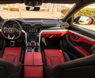 Interni di Lamborghini Urus in affitto negli Emirati Arabi Uniti. Un'ottima auto da 5 posti con cambio Automatico.