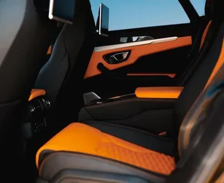 Interni di Lamborghini Urus in affitto negli Emirati Arabi Uniti. Un'ottima auto da 5 posti con cambio Automatico.