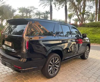 Noleggio Cadillac Escalade. Auto Premium, Lusso, SUV per il noleggio negli Emirati Arabi Uniti ✓ Cauzione di Deposito di 2500 AED ✓ Opzioni assicurative RCT.