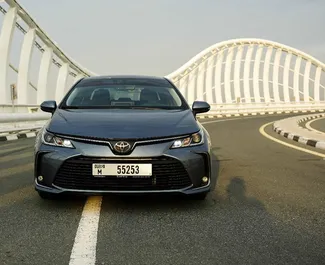Vista frontale di un noleggio Toyota Corolla Sedan a Dubai, Emirati Arabi Uniti ✓ Auto #13639. ✓ Cambio Automatico TM ✓ 0 recensioni.