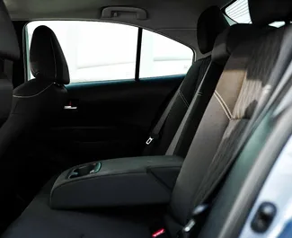 Noleggio Toyota Corolla Sedan. Auto Economica, Comfort per il noleggio negli Emirati Arabi Uniti ✓ Cauzione di Deposito di 2500 AED ✓ Opzioni assicurative RCT.
