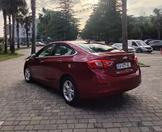 Chevrolet Cruze 2018 disponibile per il noleggio a Kutaisi, con limite di chilometraggio di illimitato.
