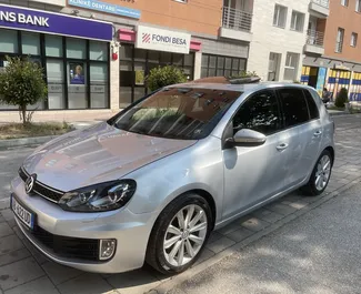 Vista frontale di un noleggio Volkswagen Golf 6 a Tirana, Albania ✓ Auto #13930. ✓ Cambio Automatico TM ✓ 0 recensioni.