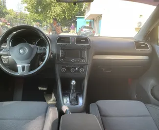 Noleggio Volkswagen Golf 6. Auto Economica, Comfort per il noleggio in Albania ✓ Cauzione di Deposito di 200 EUR ✓ Opzioni assicurative RCT, FDW, All'estero.