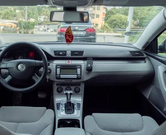 Interni di Volkswagen Passat Variant in affitto in Albania. Un'ottima auto da 5 posti con cambio Automatico.