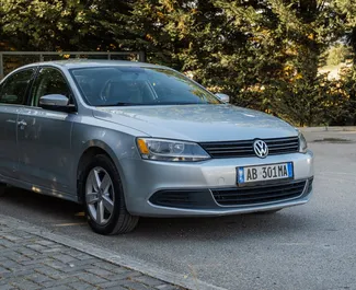 Vista frontale di un noleggio Volkswagen Jetta a Durazzo, Albania ✓ Auto #9697. ✓ Cambio Automatico TM ✓ 1 recensioni.