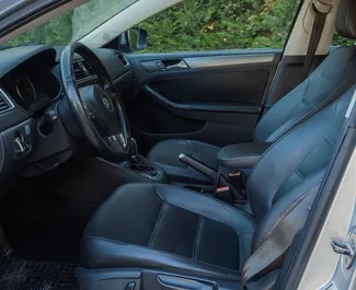 Noleggio Volkswagen Jetta. Auto Economica, Comfort per il noleggio in Albania ✓ Cauzione di Senza deposito ✓ Opzioni assicurative RCT.