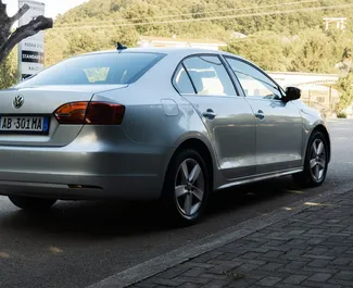 Volkswagen Jetta 2015 disponibile per il noleggio a Durazzo, con limite di chilometraggio di illimitato.
