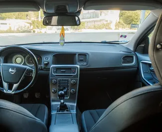 Vista frontale di un noleggio Volvo V60 a Durazzo, Albania ✓ Auto #7290. ✓ Cambio Manuale TM ✓ 1 recensioni.