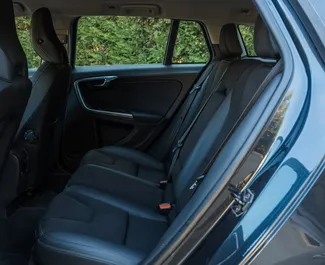 Volvo V60 2013 disponibile per il noleggio a Durazzo, con limite di chilometraggio di illimitato.