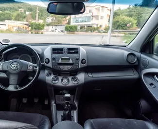 Interni di Toyota Rav4 in affitto in Albania. Un'ottima auto da 5 posti con cambio Manuale.