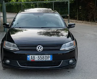 Vista frontale di un noleggio Volkswagen Jetta a Durazzo, Albania ✓ Auto #11582. ✓ Cambio Automatico TM ✓ 0 recensioni.