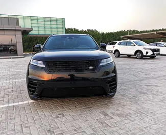 Interni di Land Rover Range Rover Velar in affitto negli Emirati Arabi Uniti. Un'ottima auto da 5 posti con cambio Automatico.