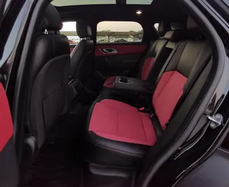 Land Rover Range Rover Velar 2024 con sistema A trazione integrale, disponibile a Dubai.