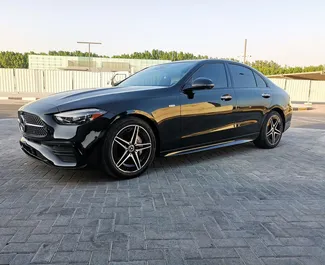Vista frontale di un noleggio Mercedes-Benz C300 Cabrio a Dubai, Emirati Arabi Uniti ✓ Auto #13614. ✓ Cambio Automatico TM ✓ 0 recensioni.