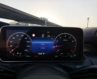 Interni di Mercedes-Benz C300 Cabrio in affitto negli Emirati Arabi Uniti. Un'ottima auto da 5 posti con cambio Automatico.
