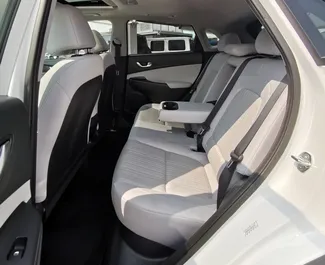 Noleggio Hyundai Kona. Auto Comfort, Crossover per il noleggio negli Emirati Arabi Uniti ✓ Cauzione di Deposito di 2500 AED ✓ Opzioni assicurative RCT.