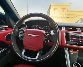 Interni di Land Rover Range Rover Sport in affitto negli Emirati Arabi Uniti. Un'ottima auto da 5 posti con cambio Automatico.