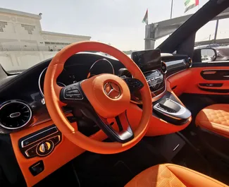 Mercedes-Benz Viano 2023 disponibile per il noleggio a Dubai, con limite di chilometraggio di illimitato.