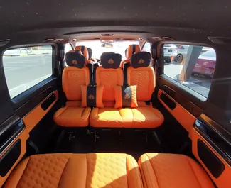Interni di Mercedes-Benz Viano in affitto negli Emirati Arabi Uniti. Un'ottima auto da 5 posti con cambio Automatico.