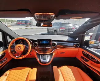 Mercedes-Benz Viano 2023 con sistema A trazione posteriore, disponibile a Dubai.