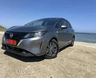Vista frontale di un noleggio Nissan Note a Larnaca, Cipro ✓ Auto #13651. ✓ Cambio Automatico TM ✓ 0 recensioni.