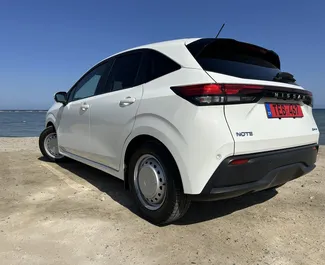Vista frontale di un noleggio Nissan Note a Larnaca, Cipro ✓ Auto #13652. ✓ Cambio Automatico TM ✓ 0 recensioni.