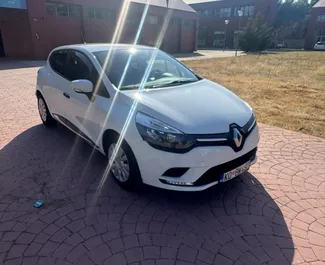 Vista frontale di un noleggio Renault Clio 4 a Budva, Montenegro ✓ Auto #14027. ✓ Cambio Manuale TM ✓ 0 recensioni.