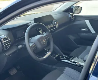 Vista frontale di un noleggio Citroen C4 X all'aeroporto di Antalya, Turchia ✓ Auto #14062. ✓ Cambio Automatico TM ✓ 0 recensioni.